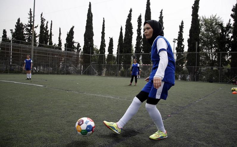 Η Γαλλία επιτρέπει στις γυναίκες να αγωνίζονται στο ποδόσφαιρο φορώντας μαντίλα