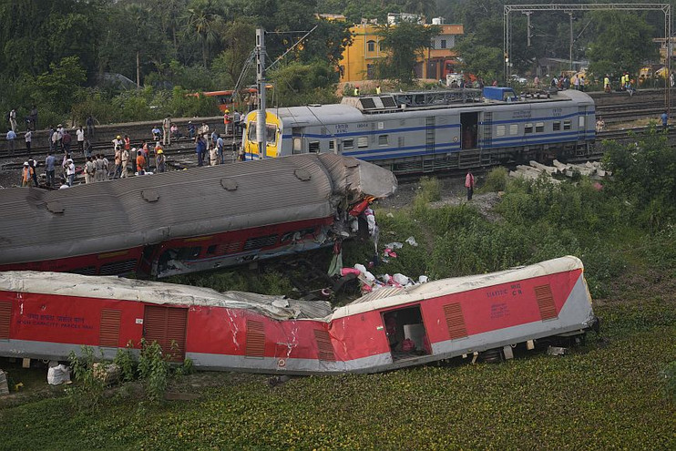 Ινδία: «Εντοπίσαμε τα αίτια του δυστυχήματος και τους ανθρώπους που ευθύνονται γι&#8217; αυτό» λέει ο υπουργός Σιδηροδρόμων