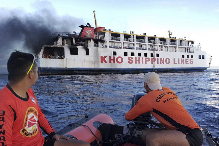 Φιλιππίνες: Η ακτοφυλακή διέσωσε όλους τους επιβαίνοντες στο πλοίο που είχε ξεσπάσει φωτιά