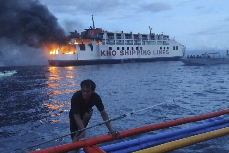 Πυρκαγιά σε πλοίο στις Φιλιππίνες με 65 επιβάτες