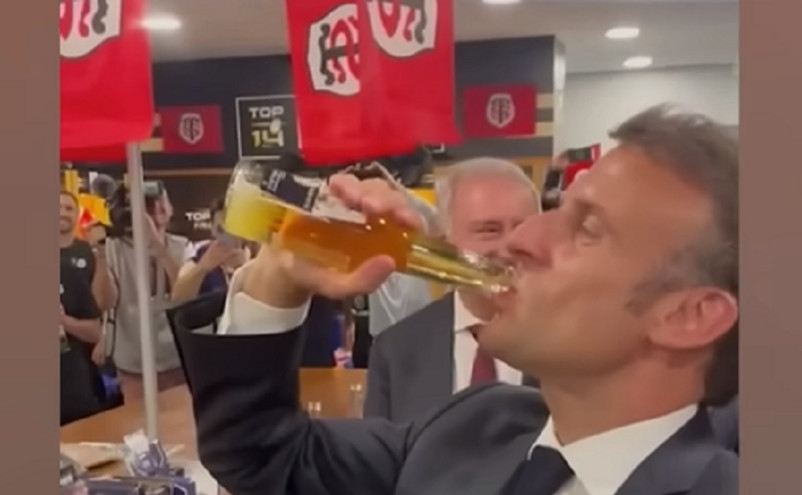 Ο Μακρόν γιόρτασε «έξαλλα» το γαλλικό πρωτάθλημα ράγκμπι &#8211; Ήπιε «μονορούφι» ένα μπουκάλι μπύρα
