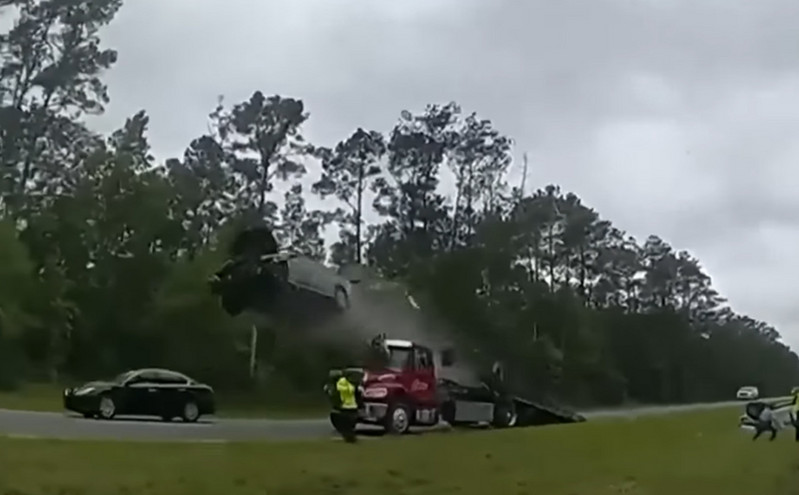 Απίστευτο τροχαίο με αυτοκίνητο να «πετά» στον αέρα από ράμπα οχήματος οδικής βοήθειας