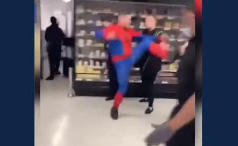 Δάσκαλος του kick boxing ντύθηκε Spiderman και ξυλοκόπησε εργαζόμενη σε σούπερ μάρκετ για «φάρσα»