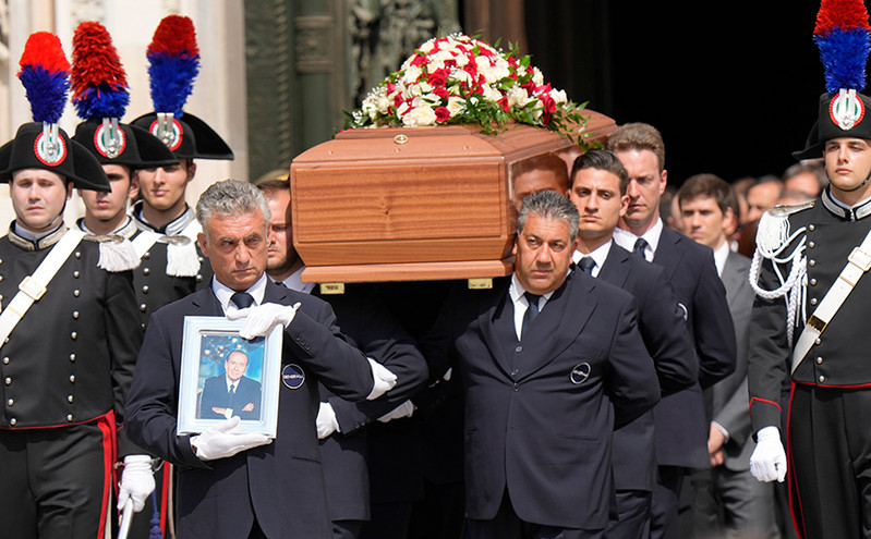 Με χειροκροτήματα και δάκρυα το «ύστατο χαίρε» στον Σίλβιο Μπερλουσκόνι &#8211; Χιλιάδες Ιταλοί στο τελευταίο «αντίο»