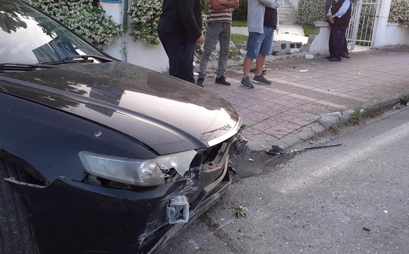 Τροχαίο ατύχημα στη Λάρισα – Αυτοκίνητο χτύπησε σε μαντρότοιχο
