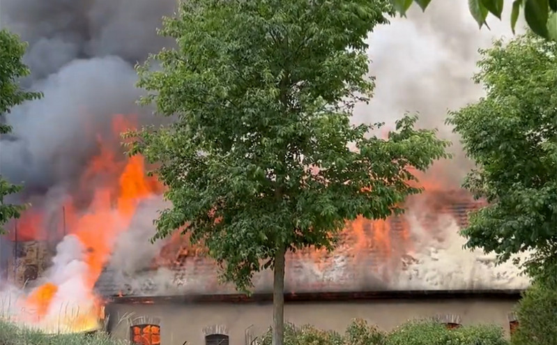 Δέκα άτομα μεταφέρθηκαν στο νοσοκομείο μετά την πυρκαγιά που ξέσπασε σε «χωριό φράουλας» κοντά στο Βερολίνο