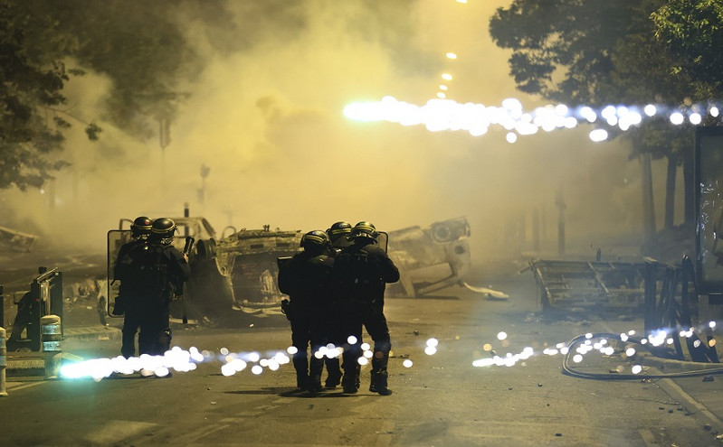 Ταραχές στη Γαλλία: Βγάζει τα τεθωρακισμένα στο δρόμο η κυβέρνηση