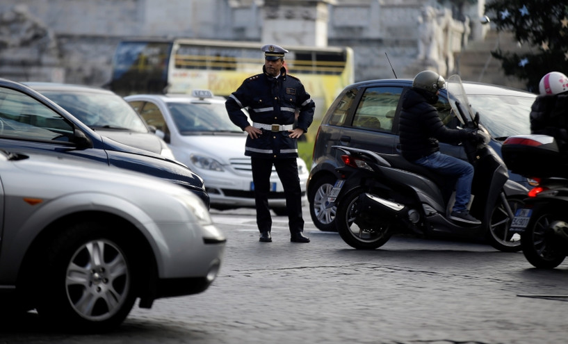Ιταλία: Αφαίρεση διπλώματος για όποιον οδηγεί με κινητό και υπό την επήρεια αλκοόλ και ουσιών