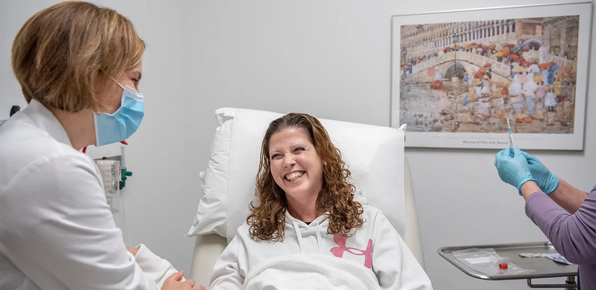 Η πρώτη γυναίκα που έκανε το νέο εμβόλιο για τον καρκίνο του μαστού – Οι ελπίδες των ερευνητών