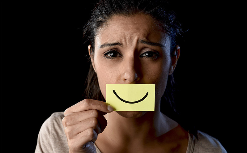 «Χαμογελαστή κατάθλιψη»: Τι μπορεί να κρύβεται πίσω από ένα χαμόγελο
