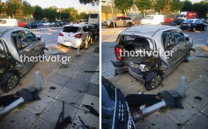 Τουριστικό λεωφορείο έπεσε πάνω σε αυτοκίνητα στο κέντρο της Θεσσαλονίκης και τα διέλυσε