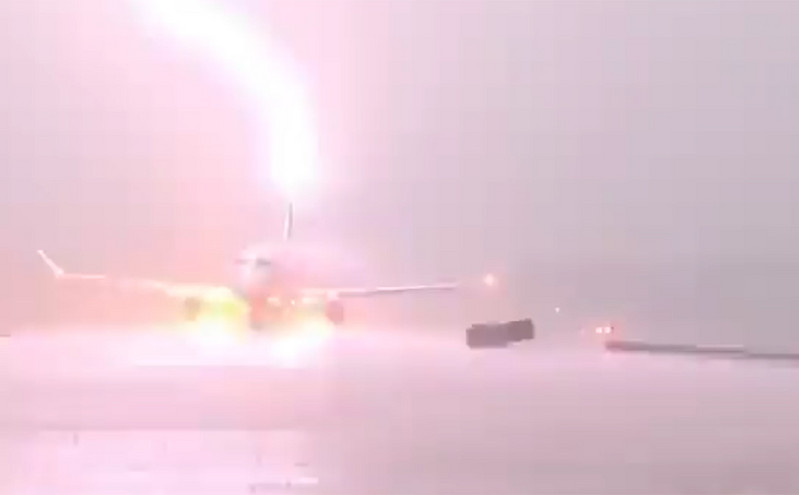 Η συγκλονιστική στιγμή που ένας κεραυνός χτύπησε ένα αεροπλάνο της American Eagle