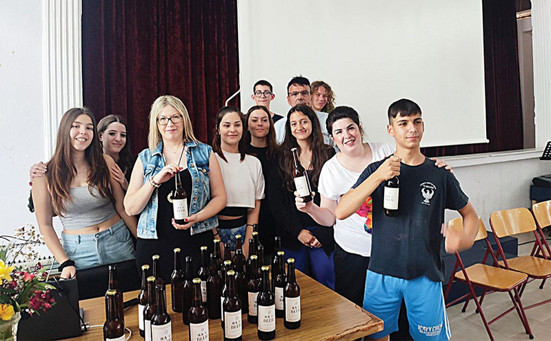 Μαθητές της Β&#8217; τάξης του Γυμνασίου Διαπολιτισμικής Εκπαίδευσης Σαπών παρασκεύασαν τη δική τους «SA Ψ» μπύρα