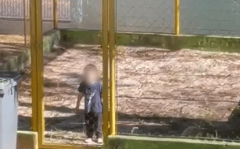 Αγόρι δύο ετών σπαράζει στο κλάμα μέσα σε κλουβί σε παιδικό σταθμό – Εικόνες που προκαλούν οργή
