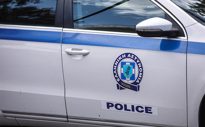 Ανήλικοι πετούσαν αντικείμενα σε διερχόμενους πεζούς και οχήματα στο Μοσχάτο &#8211; Τραυματίστηκε οδηγός