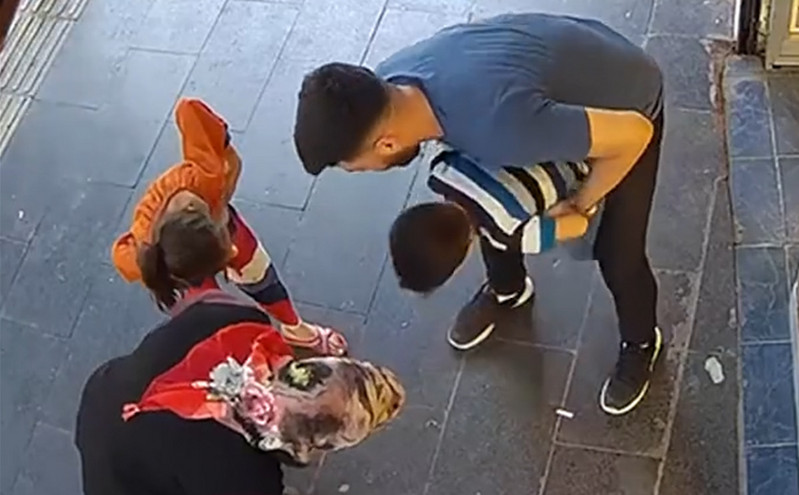 Βίντεο με τη δραματική διάσωση ενός 5χρονου στην Τουρκία που πνιγόταν από ένα κομμάτι ζάχαρης