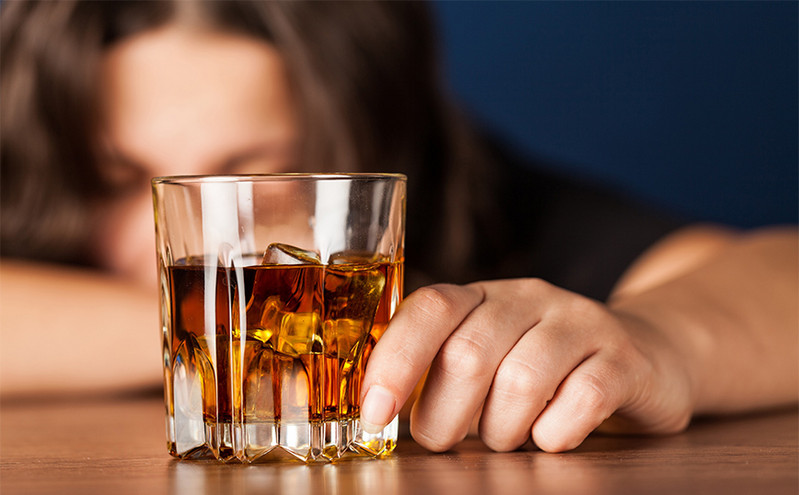 Η τακτική κατανάλωση αλκοόλ μπορεί να αυξήσει την αρτηριακή πίεση ακόμα και σε ενήλικες χωρίς υπέρταση