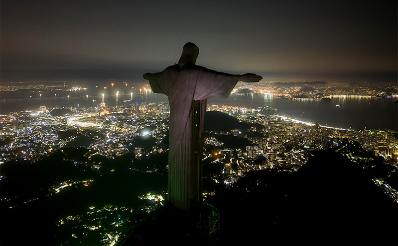 Τα μαγευτικά κλικ φωτογράφου στο Ρίο με το άγαλμα του Ιησού να κρατά στα χέρια του το φεγγάρι