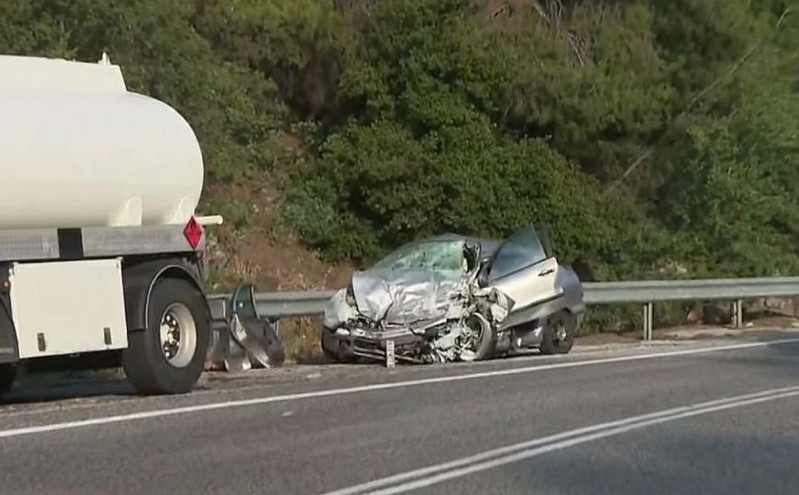 Μάνδρα: Σφοδρή σύγκρουση ΙΧ αυτοκινήτου με νταλίκα – Στο νοσοκομείο δύο άτομα
