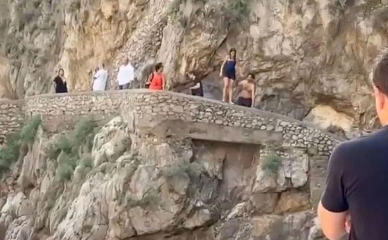 Τρομακτικό βίντεο με τουρίστρια που σκέφτεται να κάνει βουτιά και τσακίζεται στα βράχια – Κραυγές πανικού από τον κόσμο