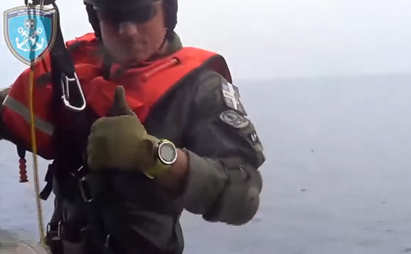 Σύγκρουση πλοίων στη Χίο: Βίντεο με τη στιγμή που Έλληνας διασώστης κατεβαίνει από ελικόπτερο στο τουρκικό κατάστρωμα