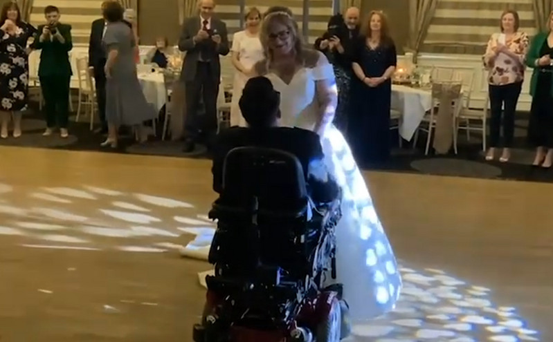 Γαμπρός με σκλήρυνση κατά πλάκας σηκώθηκε για χορό την ημέρα του γάμου του &#8211; Είναι σε αναπηρικό καροτσάκι από το 2018