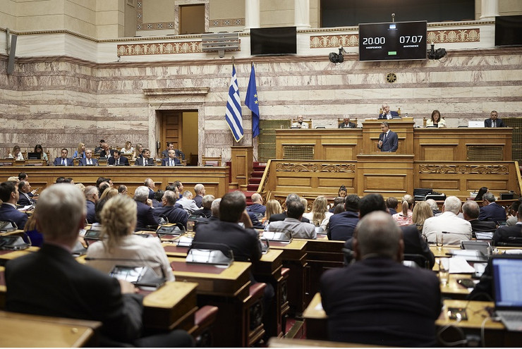 Βουλή: Ψηφίστηκε το νομοσχέδιο που προβλέπει μέτρα ενίσχυσης του εισοδήματος και στήριξης της οικογένειας