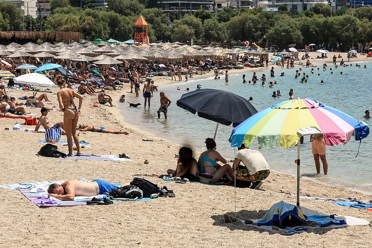 Ανάσες δροσιές αναζήτησαν οι Αθηναίοι στις παραλίες της Αττικής