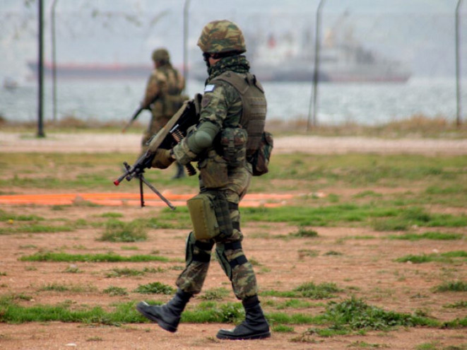 Υπαξιωματικός σε έξαλλη κατάσταση άνοιξε πυρ στη Β&#8217; Μοίρα Αλεξιπτωτιστών στον Ασπρόπυργο