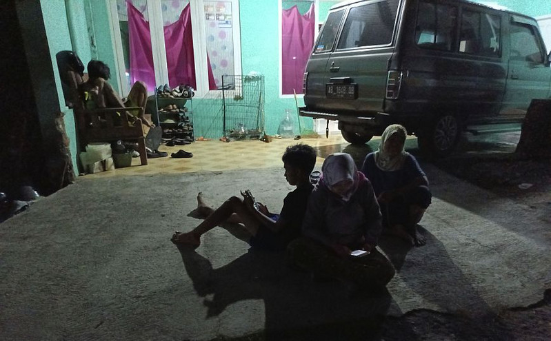 Τουλάχιστον ένας νεκρός και δέκα τραυματίες από τον ισχυρό σεισμό που ταρακούνησε την Ινδονησία