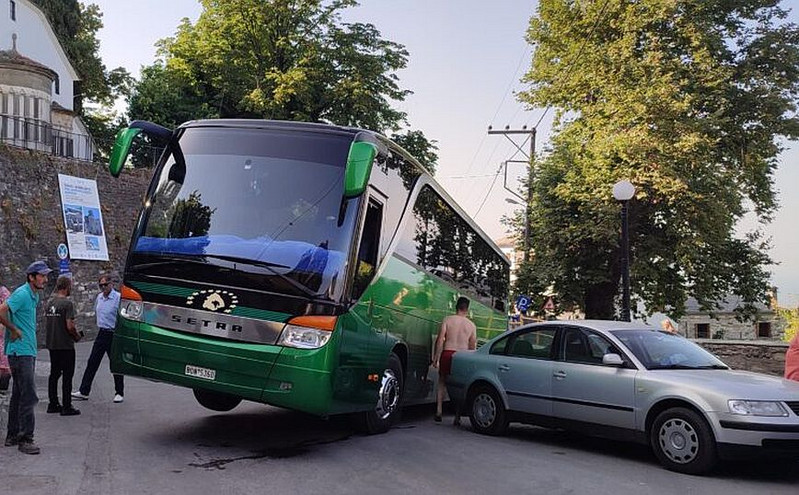 Λεωφορείο σηκώθηκε στον «αέρα» στη Ζαγορά Πηλίου – Τι συνέβη
