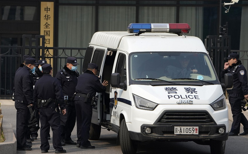 Κίνα: Τραγουδιστής έβγαλε το παντελόνι του στην σκηνή και οι αρχές τον συνέλαβαν &#8211; «Πέτα το σλιπ» του φώναζε το κοινό