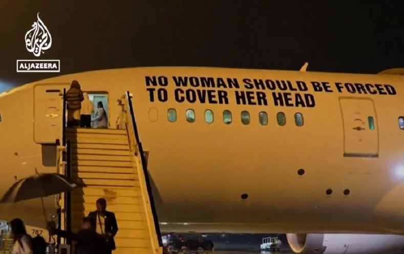 «Καμία γυναίκα δεν θα πρέπει να αναγκάζεται να καλύψει το κεφάλι της» &#8211; Με μήνυμα στο αεροπλάνο και φωτογραφία της Μαχσά Αμινί η Εθνική Βραζιλίας γυναικών