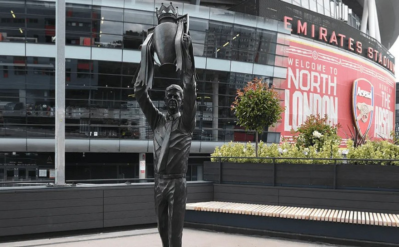 Αρσέν Βενγκέρ: Η Άρσεναλ παρουσίασε το άγαλμα του θρυλικού προπονητή έξω από το Emirates