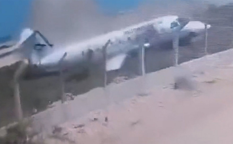 Η στιγμή της συντριβής επιβατικού αεροσκάφους στη Σομαλία – Από θαύμα επέζησαν οι 34 επιβαίνοντες
