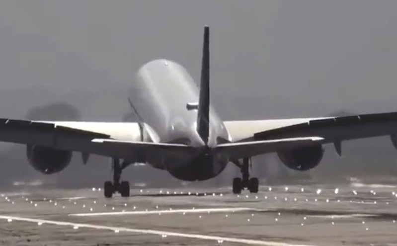 Η τρελή προσγείωση ενός αεροσκάφους στο αεροδρόμιο του Χίθροου που κόβει την ανάσα