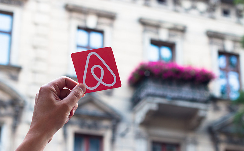Αυξημένα τα κρατικά έσοδα από τις ψηφιακές πλατφόρμες τύπου Booking και Airbnb