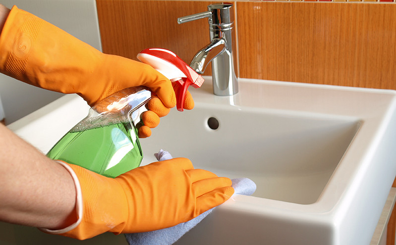 Tο αναπάντεχο προϊόν καθαρισμού που θα κάνει το μπάνιο σας να λάμψει πραγματικά