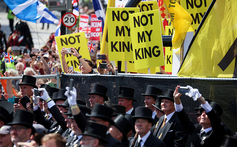 «Δεν είναι ο βασιλιάς μου» &#8211; Διαδηλώσεις και συλλήψεις στη στέψη του Καρόλου στη Σκωτία