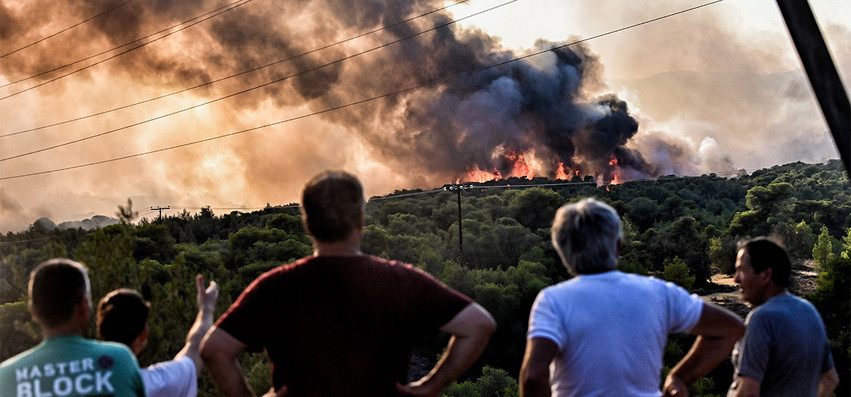 Μαίνεται η φωτιά στα Μέγαρα, κοντά σε σπίτια οι φλόγες – Μάχη στο Λουτράκι, αναζωπυρώσεις σε Μάνδρα και Νέα Πέραμο