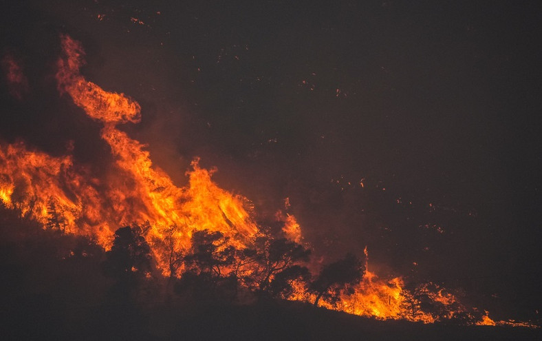 Δύσκολο το μέτωπο της φωτιάς στη Ρόδο – Βελτιωμένη η εικόνα στη Δυτική Αττική – Σε ύφεση στο Λουτράκι