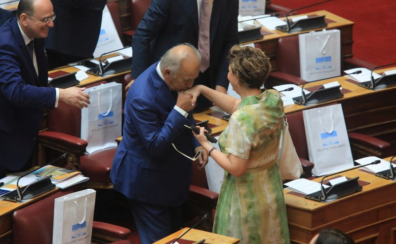 Το χειροφίλημα του Διονύση Χατζηδάκη στην Όλγα Γεροβασίλη στην ορκωμοσία των 300 στη Βουλή