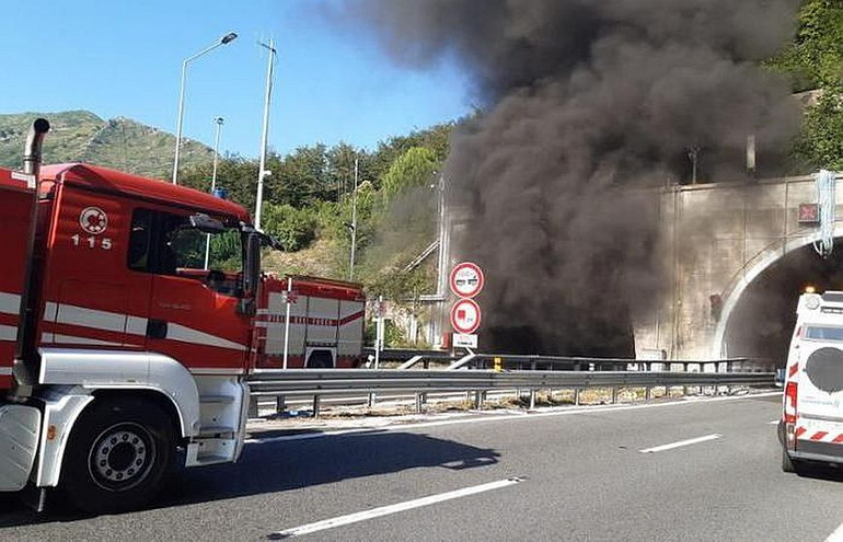 Ιταλία: Στις φλόγες λεωφορείο σε σήραγγα κοντά στη Γένοβα &#8211; Σώοι οι επιβάτες αλλά πολλοί με αναπνευστικά προβλήματα