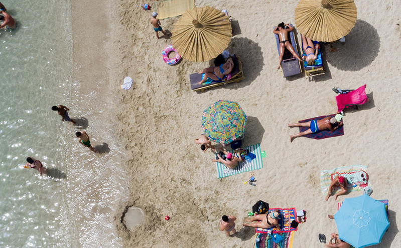 Το «κίνημα της πετσέτας» εξαπλώνεται ταχύτατα στα νησιά &#8211; Καταγγελίες ακόμα και για μπράβους σε beach bars