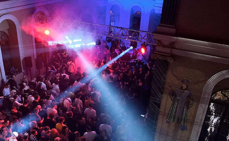 Έντονες αντιδράσεις για πάρτι ηλεκτρονικής μουσικής μέσα σε ελληνική εκκλησία στη Σμύρνη