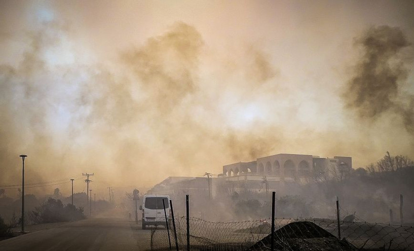 Εθελοντής πυροσβέστης στη Ρόδο στο νοσοκομείο με εγκαύματα