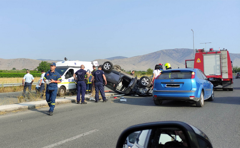 Τροχαίο ατύχημα έξω από τον Τύρναβο: Αυτοκίνητο τούμπαρε και εγκλωβίστηκε ο οδηγός