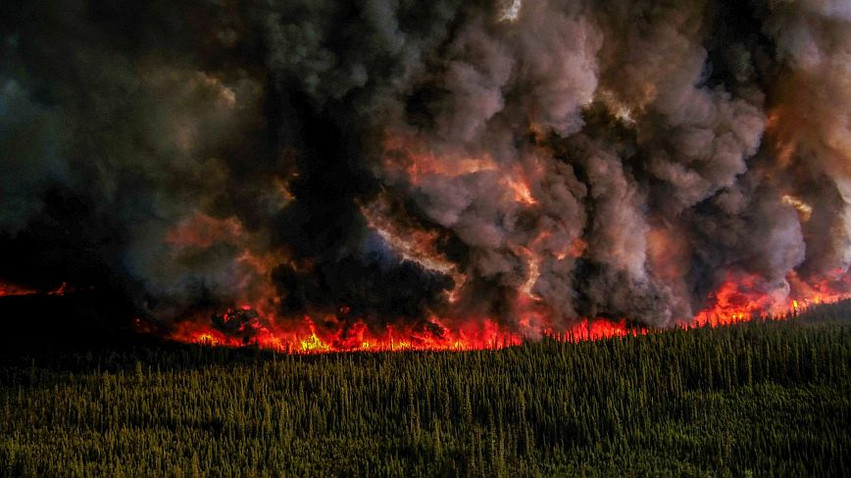 Καναδάς: Χιλιάδες κόσμος απομακρύνεται για να γλιτώσει από τις πυρκαγιές στα βόρεια και δυτικά της χώρας