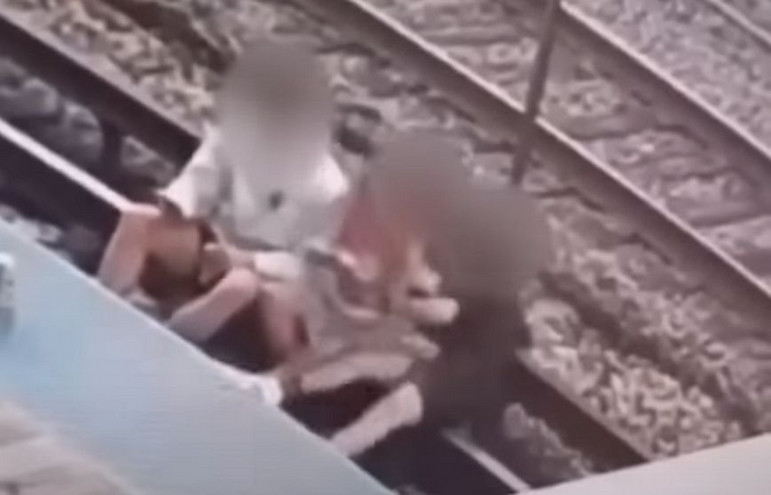 Τρία νεαρά άτομα πήγαν να βγάλουν σέλφι σε γραμμές τρένου στο Σικάγο και έπαθαν ηλεκτροπληξία
