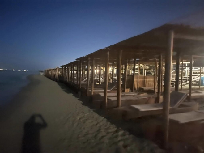 Κίνημα της Πετσέτας: «Ξύλινα παλάτια» στην άμμο στη Νάξο – Για εμπαιγμό κάνουν λόγο οι κάτοικοι